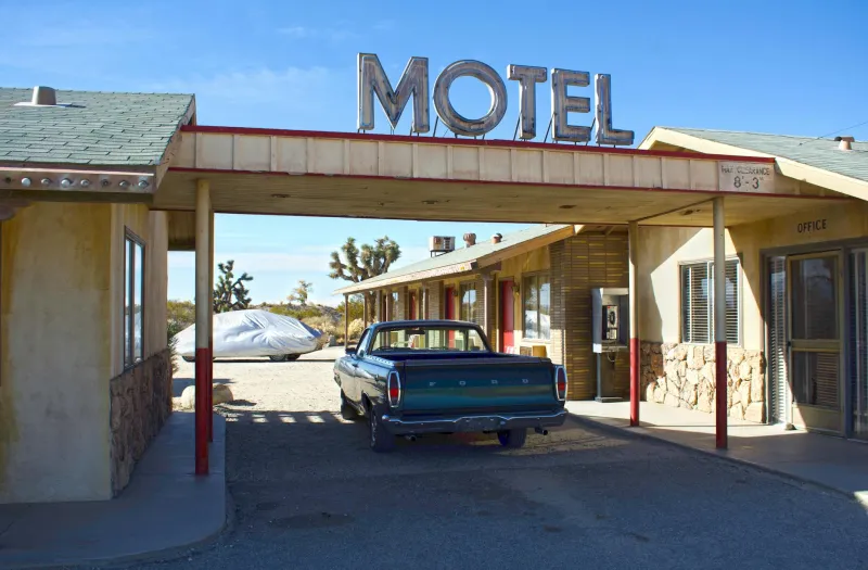 The Mom-and-Pop Motor Lodge Where America Used to Sleep: How Chain Hotels Killed the Roadside Family Business